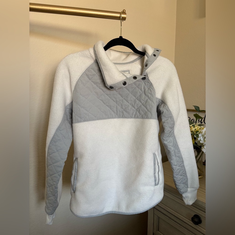 Abercrombie & Fitch White and Gray Label Detail
